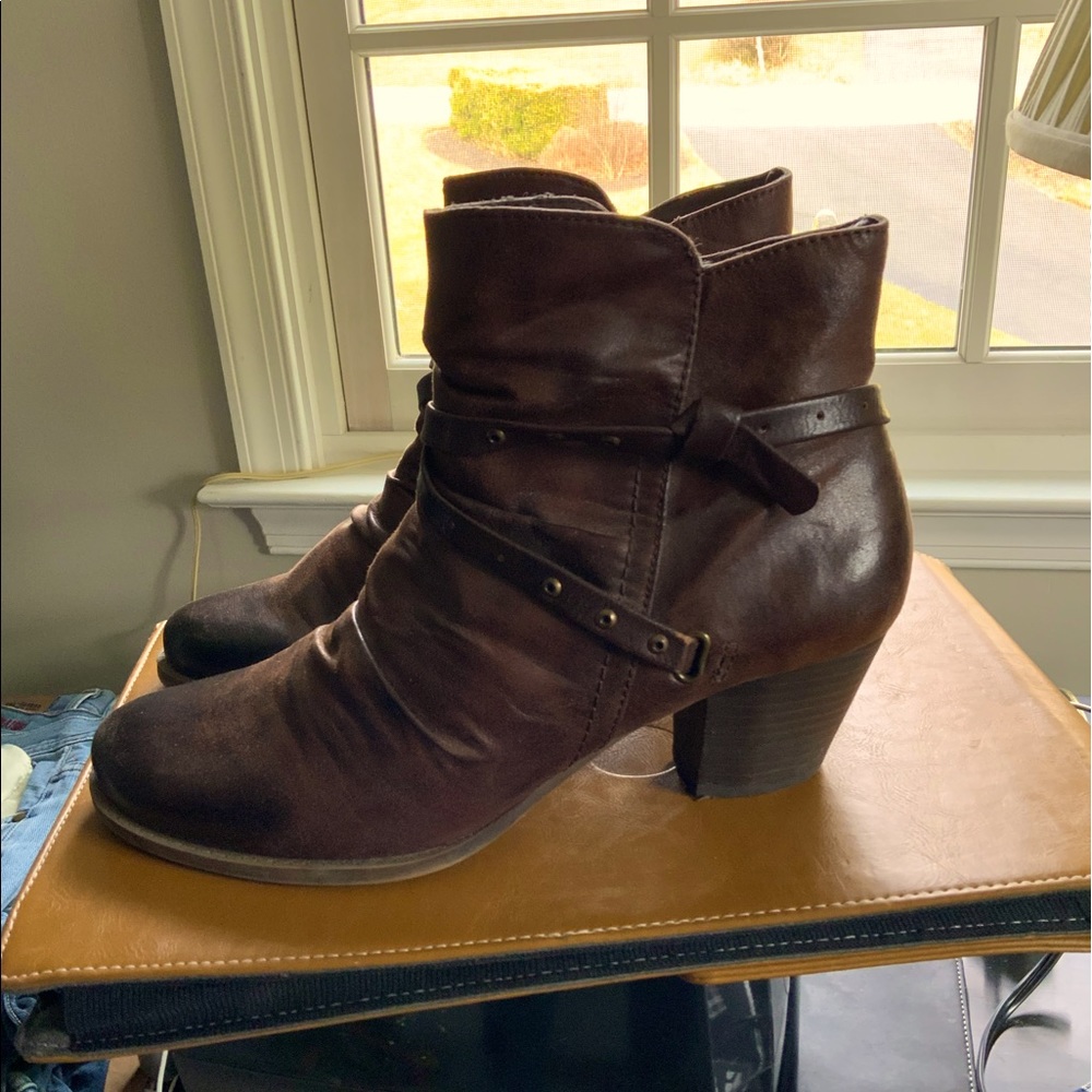 Bare Traps, brown boots, sz. 10 medium width